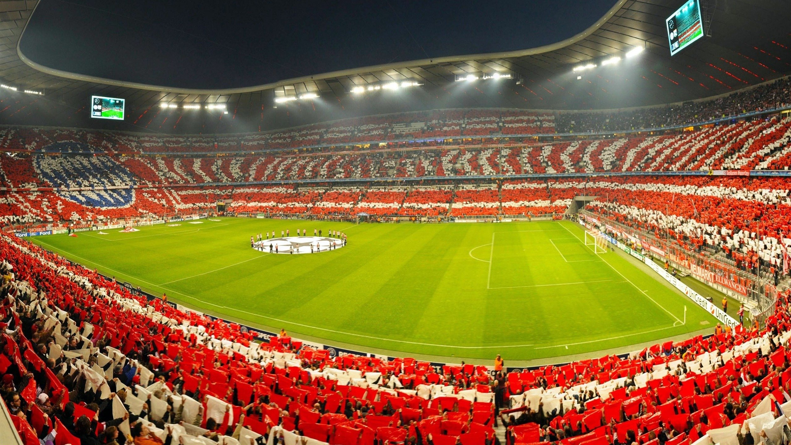 九游游戏中心官网-关键时刻的足球比赛中球队力挽狂澜，这场足球赛的胜败取决于队员们的齐心协力