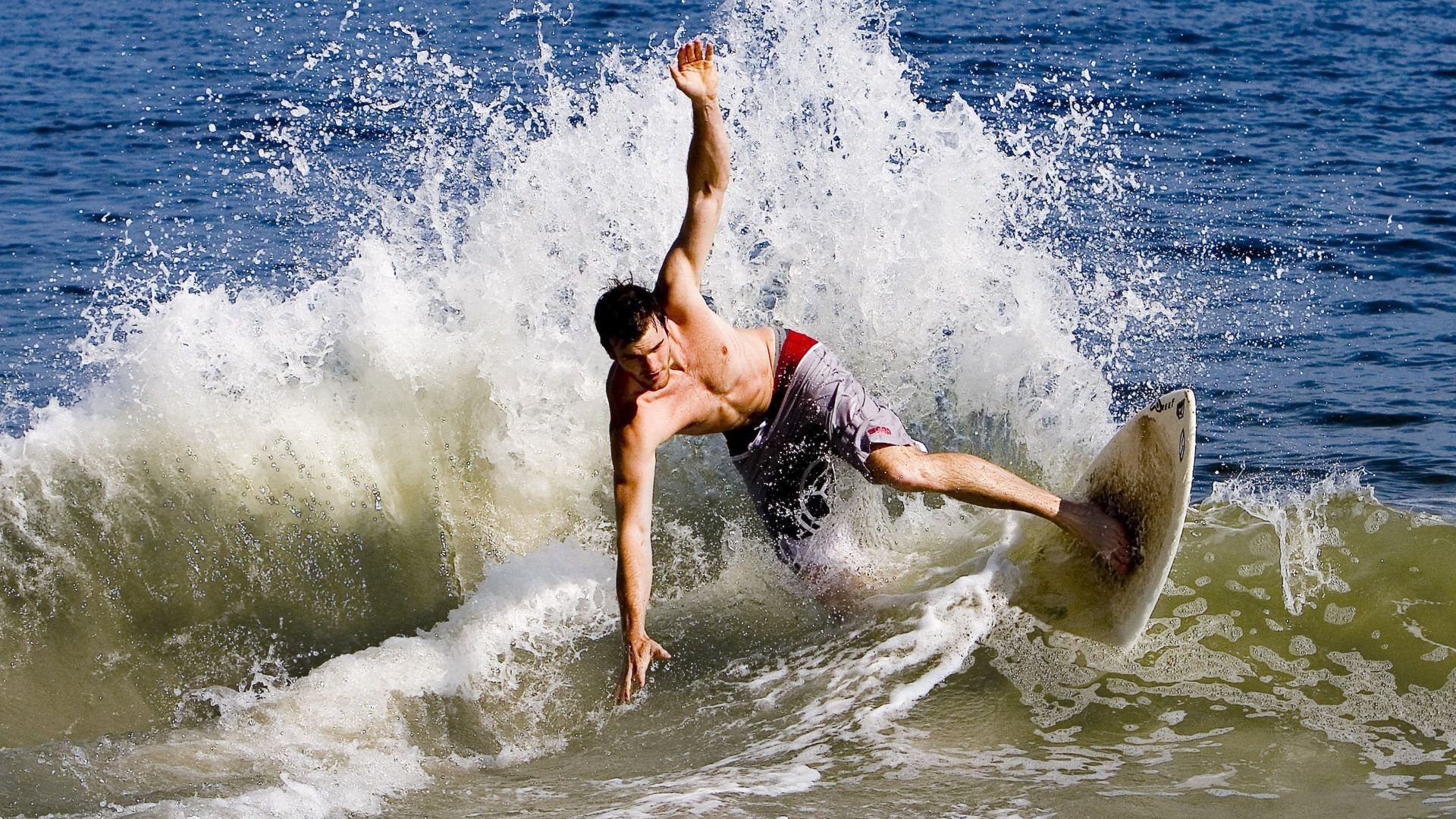 日本队与传统强队展开激烈角逐,日本队配合